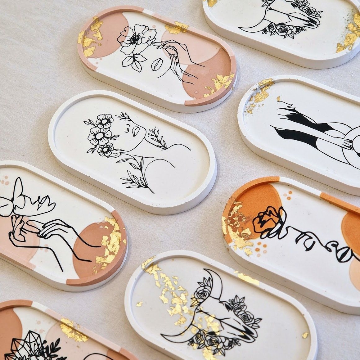 Vide-poches ovales en terrazzo avec illustrations line art et feuilles d’or