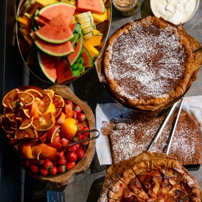 Brunch gourmand avec tartes, fruits frais et pâtisseries