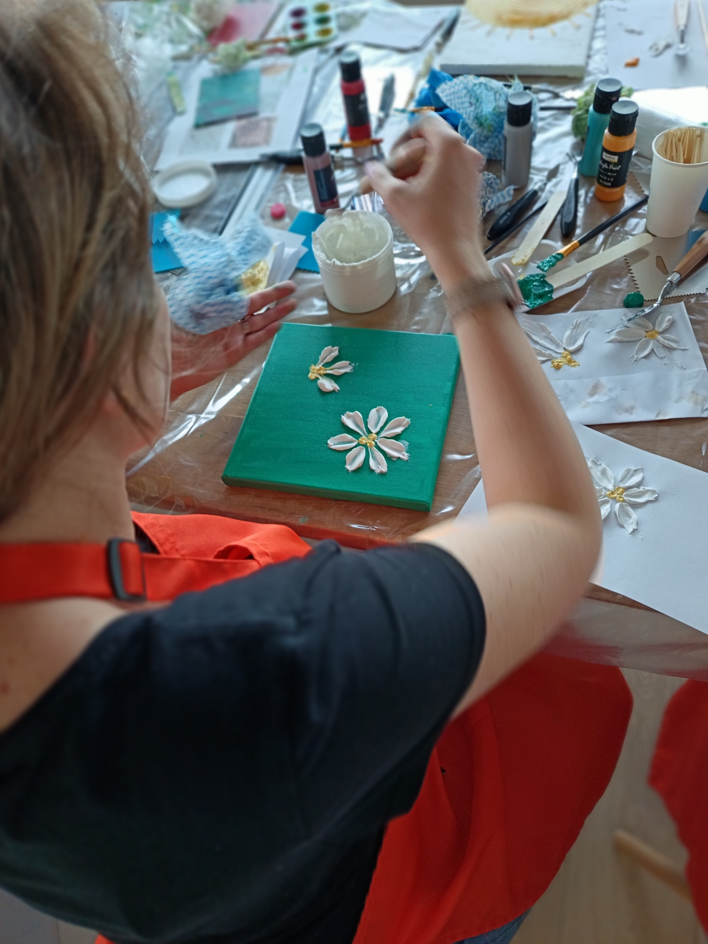 Création d'une œuvre Textured Art fleurs blanches sur fond vert