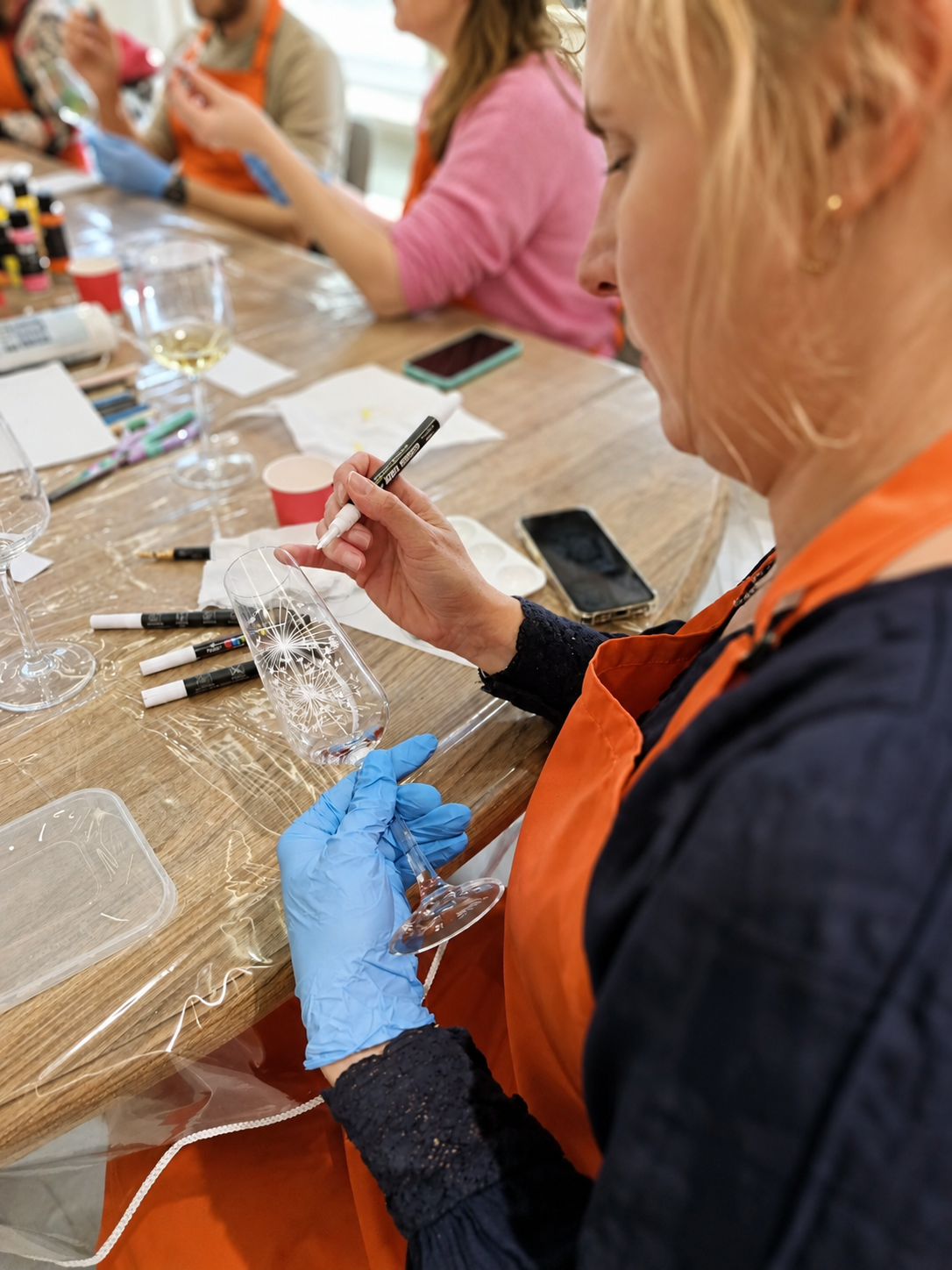 Atelier créatif Bruxelles, décoration de verre au marqueur