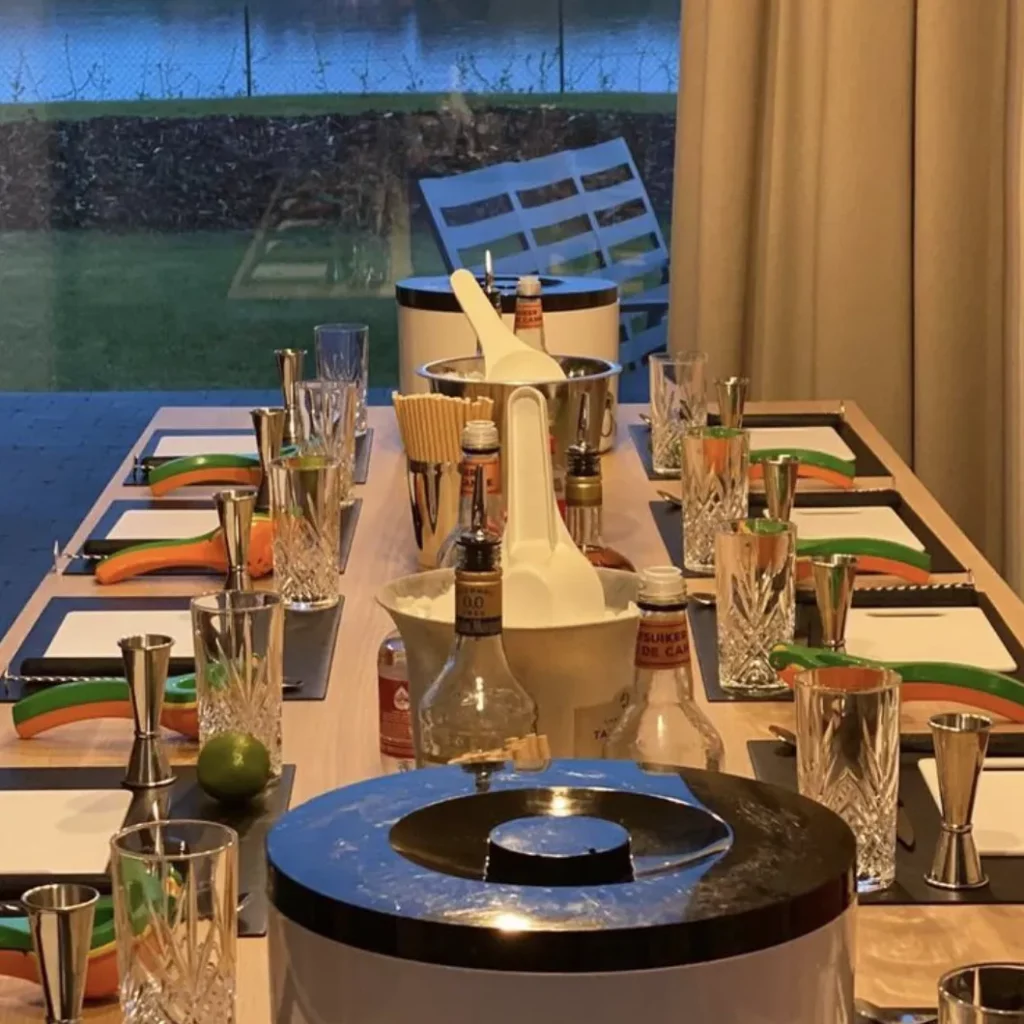 Table dressée pour un atelier cocktails privé