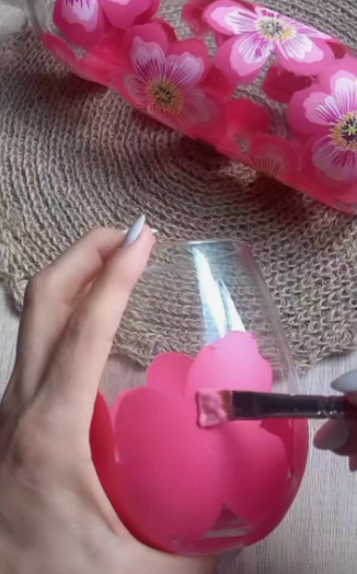 Peinture de fleurs roses sur un verre lors d'un atelier