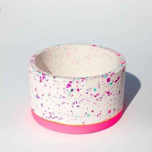 Pot en terrazzo blanc avec éclats colorés et base rose fluo