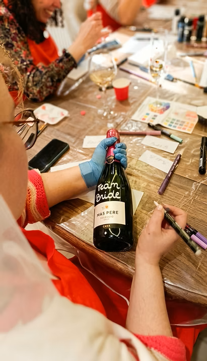 Atelier créatif EVJF à Bruxelles autour d'une bouteille décorée Team Bride