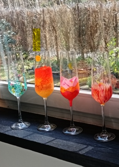 Flûtes à champagne peintes lors d'un EVJF à Bruxelles