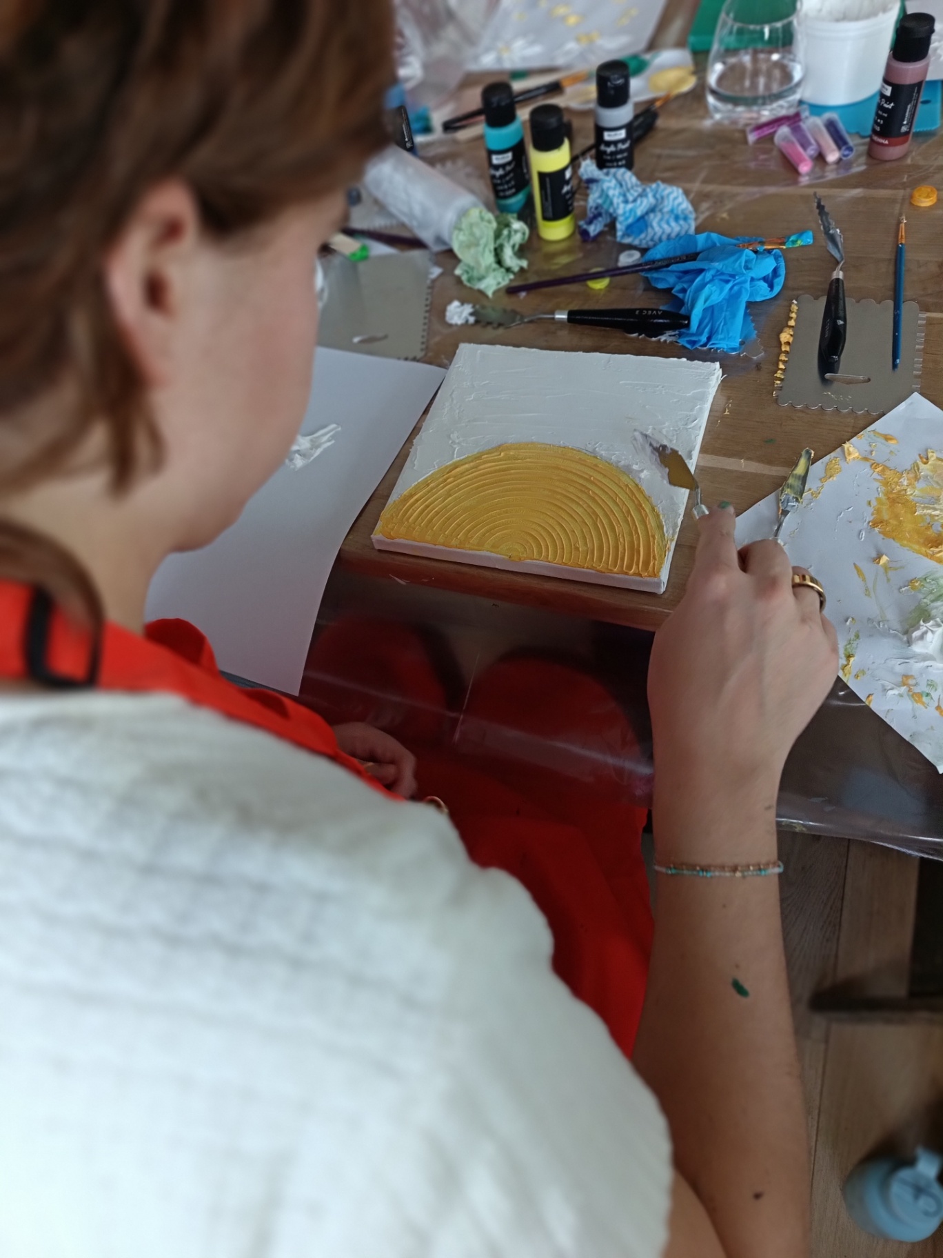Atelier textured art, création d'une œuvre jaune au couteau
