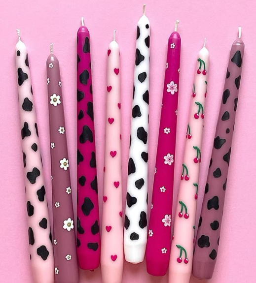 Bougies peintes à la main avec motifs vache, fleurs, cœurs et cerises sur fond rose