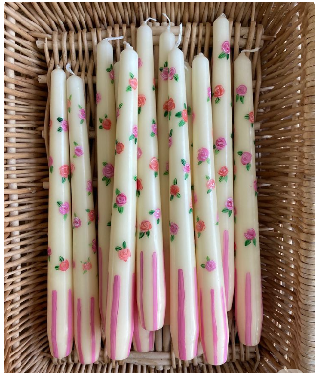 Bougies ivoire peintes à la main avec petites roses et bases rayées roses
