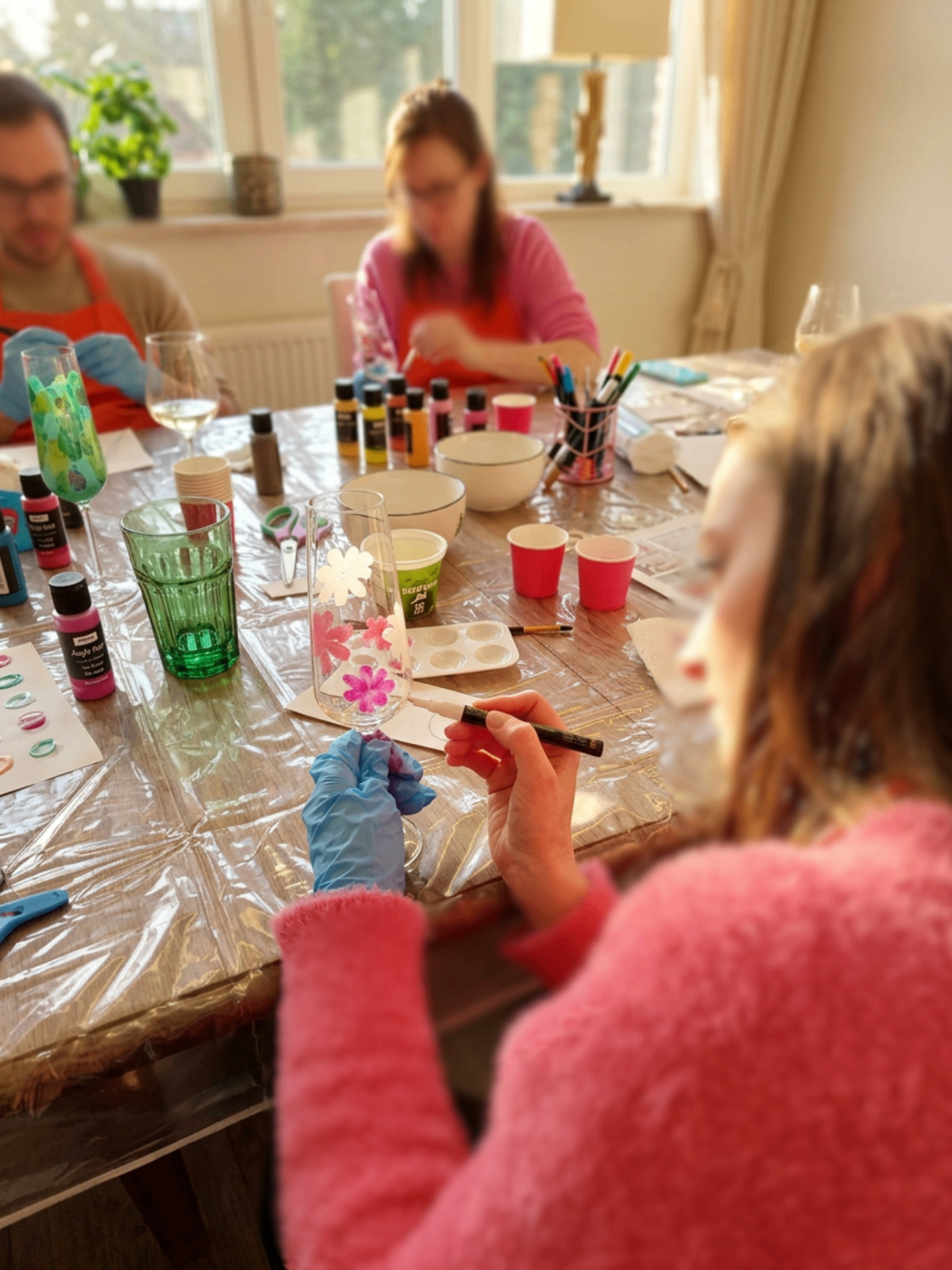 Atelier de décoration de flûtes de champagne entre amies