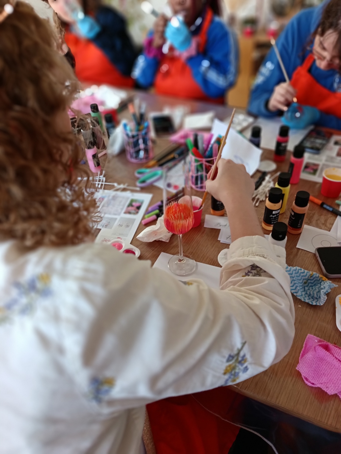 Atelier créatif en groupe à Bruxelles, peinture sur verre