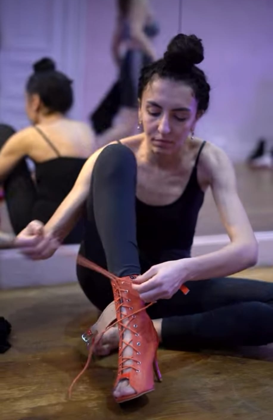 Danseuse laçant ses heels avant un cours privé à Brussels Art Pole